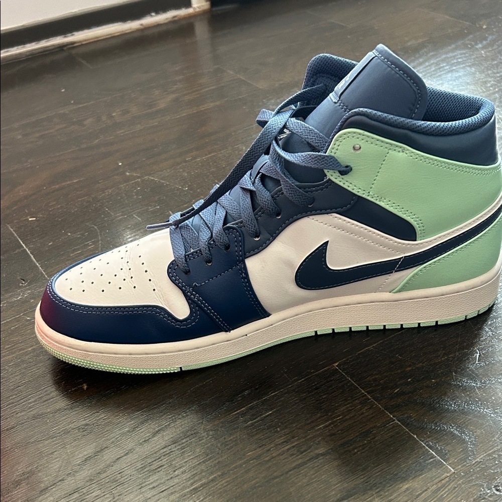 Nike Air Jordan 1 Mid - Picture 3 of 8
